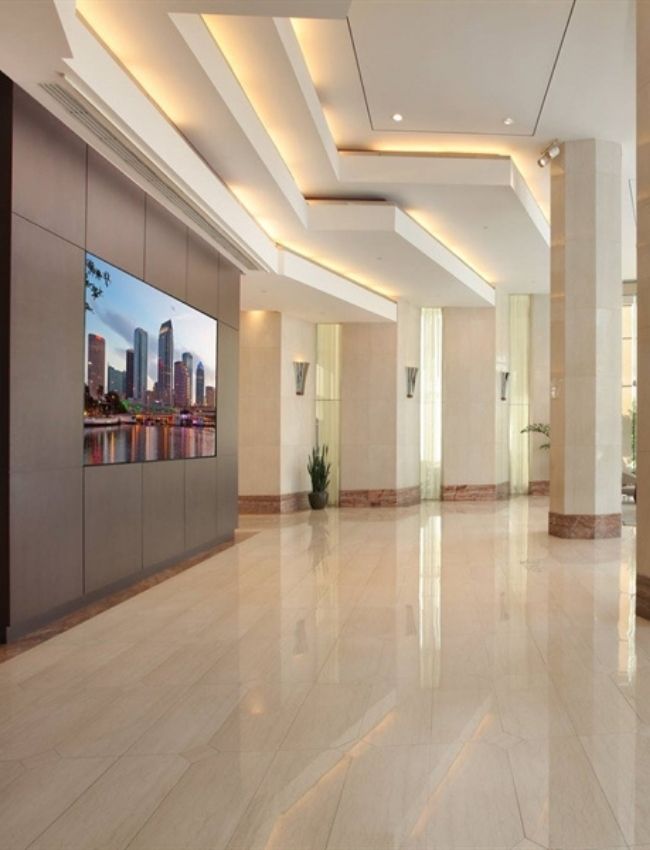 A beautiful and placid lobby where there are great amenities.